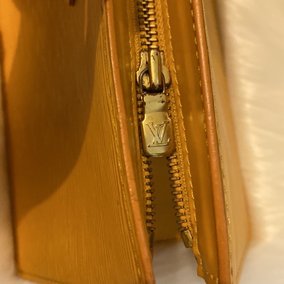 🌸👜Authentic Louis Vuitton Epi Sac Triangle - Picture 8 of 16